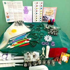 Cake Decorating Tool Set with Assorted Colors